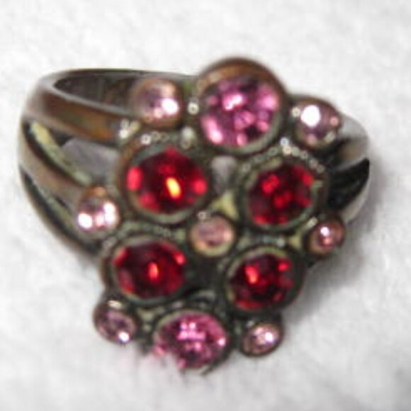 Gold Tone Ring w/ Glass Stones Vintage Size 7 - Picture 10 of 16